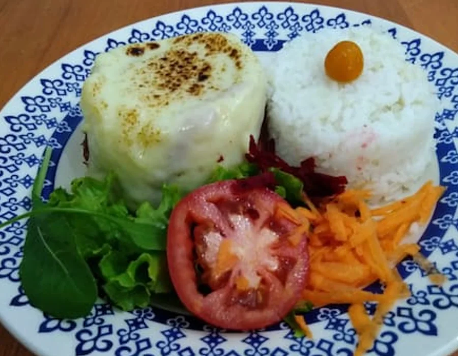 Escondidinho acompanhado de arroz e salada