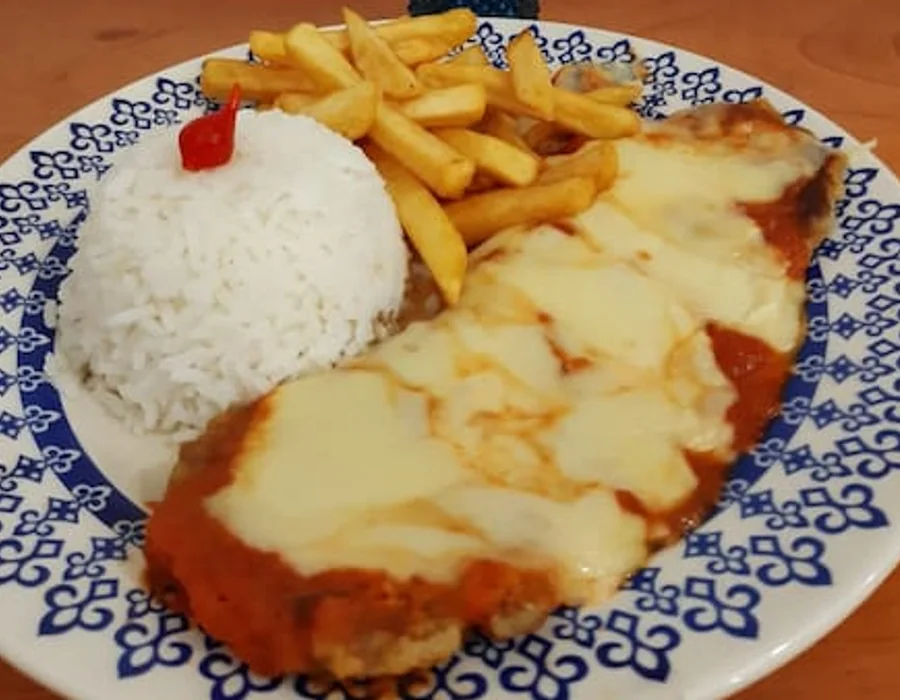Filé à parmegiana com arroz e fritas