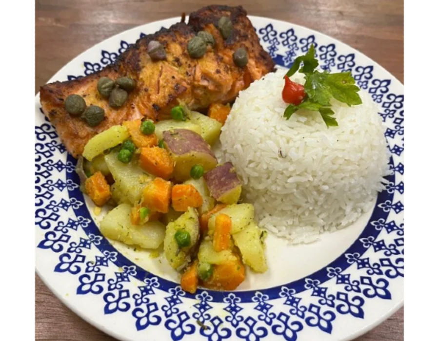Salmão grelhado com arroz e legumes