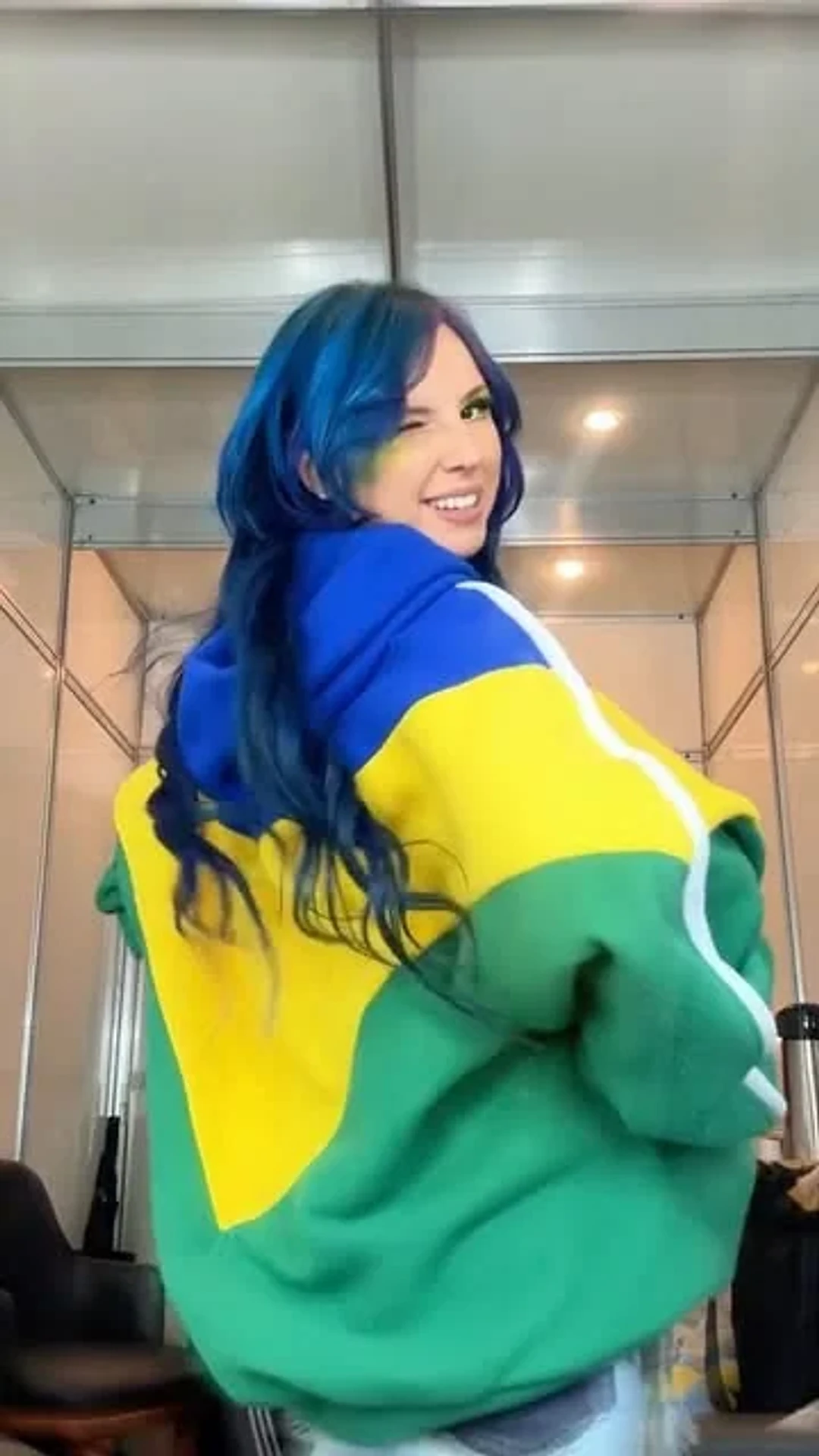 Cabelo azul em publicação associada ao salão