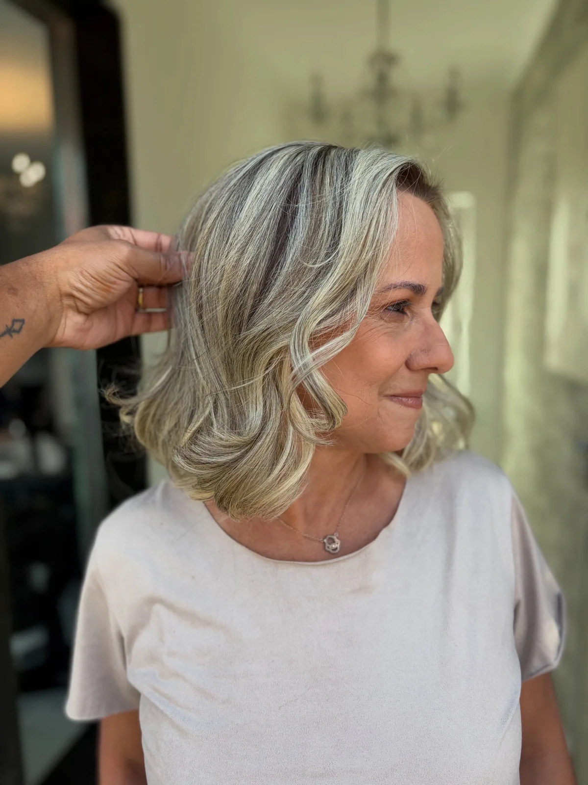 Cabelo loiro com iluminação e ondas