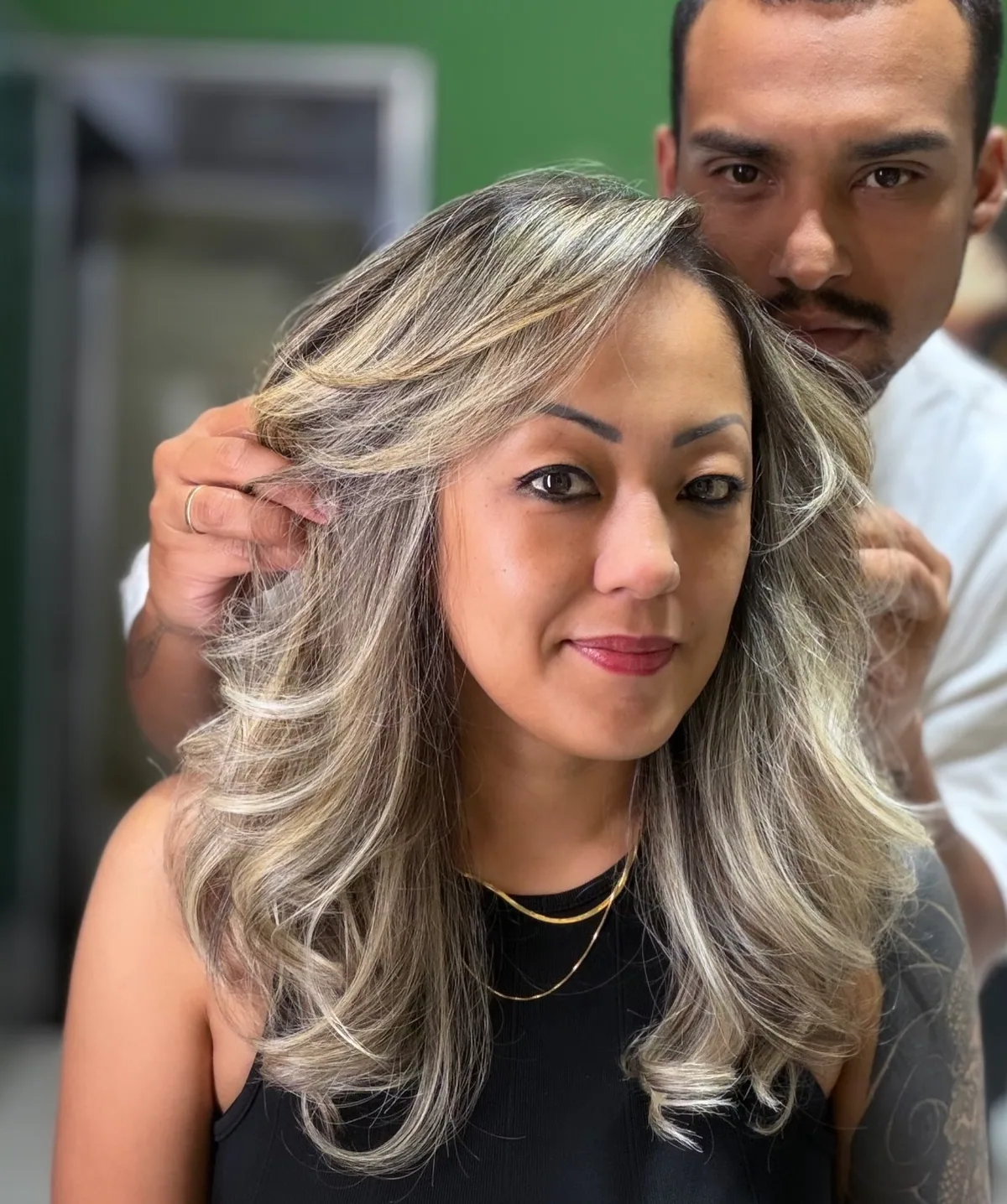 Loiro longo com corte em camadas produzido pelo salão