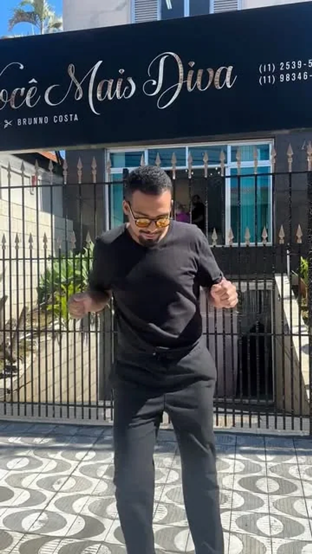 Profissional em frente à fachada do Salão Você Mais Diva