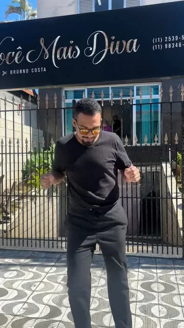 Profissional em frente à fachada do Salão Você Mais Diva