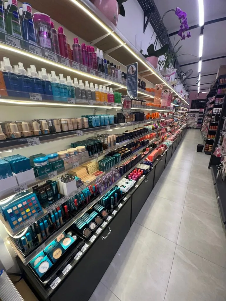 Corredor de maquiagem da Zowi Cosméticos na Vila Carrão