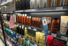 Prateleiras de produtos importados na Zowi Cosméticos, na Vila Carrão