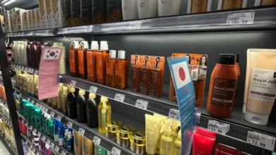 Prateleiras de produtos importados na Zowi Cosméticos, na Vila Carrão