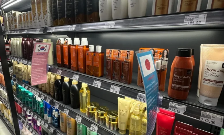 Prateleiras de produtos importados na Zowi Cosméticos, na Vila Carrão